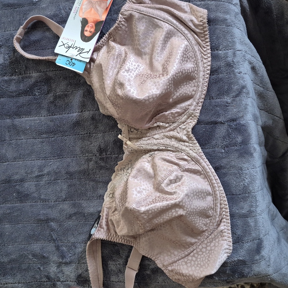 NWT Playtex Secrets Underwire Bra 40C